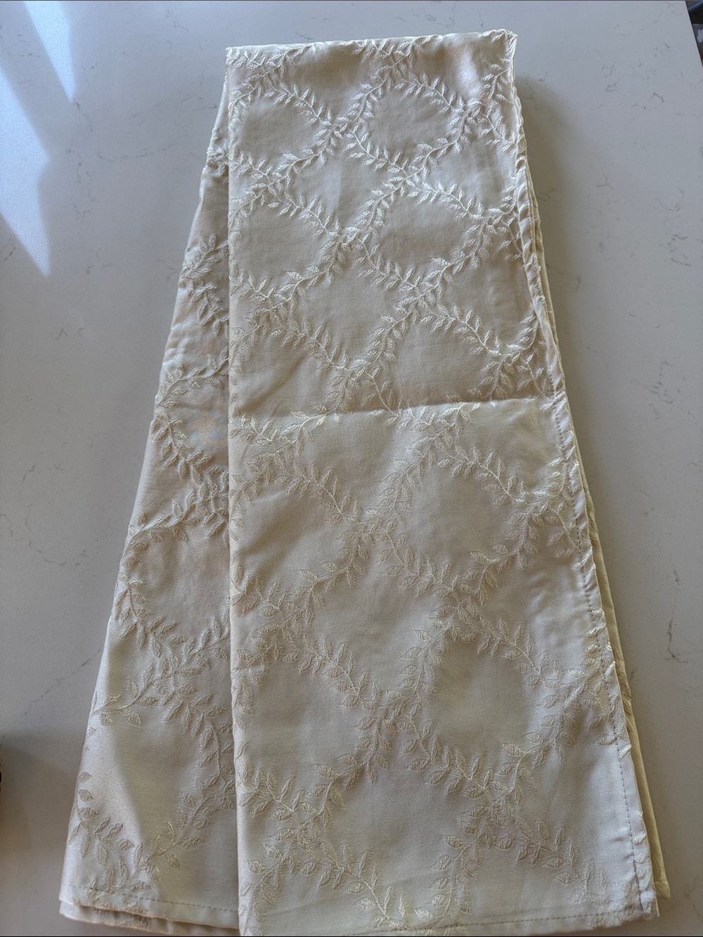 Croscill Embroidered Cream Table Cloth 60x84" New